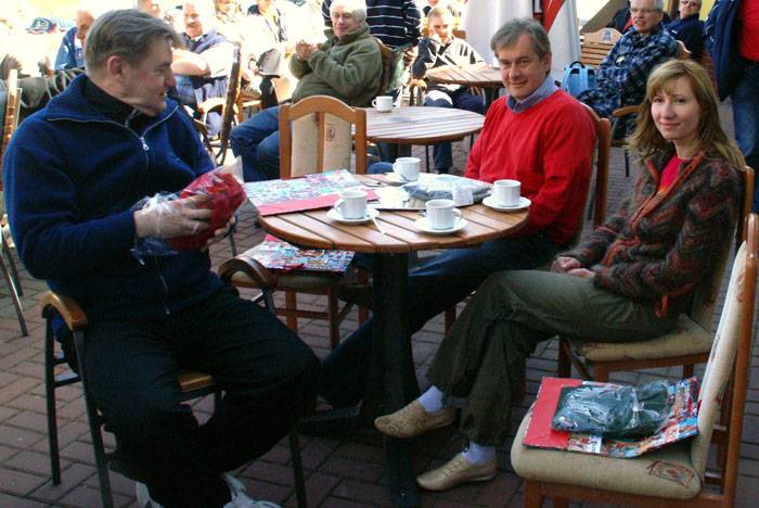 Jacek Rajewicz i Jacek Bijas z małżonką